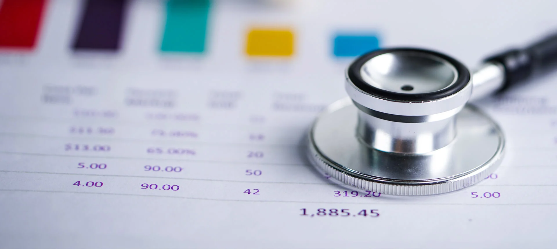 Tarifs des traitements de fertilité – IRIFIV Tableau des tarifs des traitements de fertilité avec un stéthoscope au Centre IRIFIV
