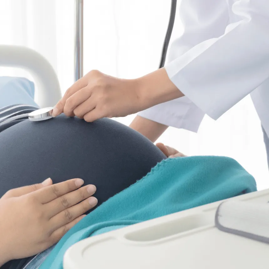 Médecin d'IRIFIV examinant une patiente lors d'une consultation de suivi de fertilité à Casablanca